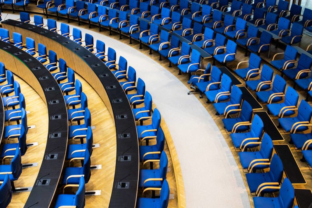 Ein Foto aus dem WCCB in Bonn. Stuhlreihen im alten Parlament. Farbe der Stühle, Bundestagsblau.