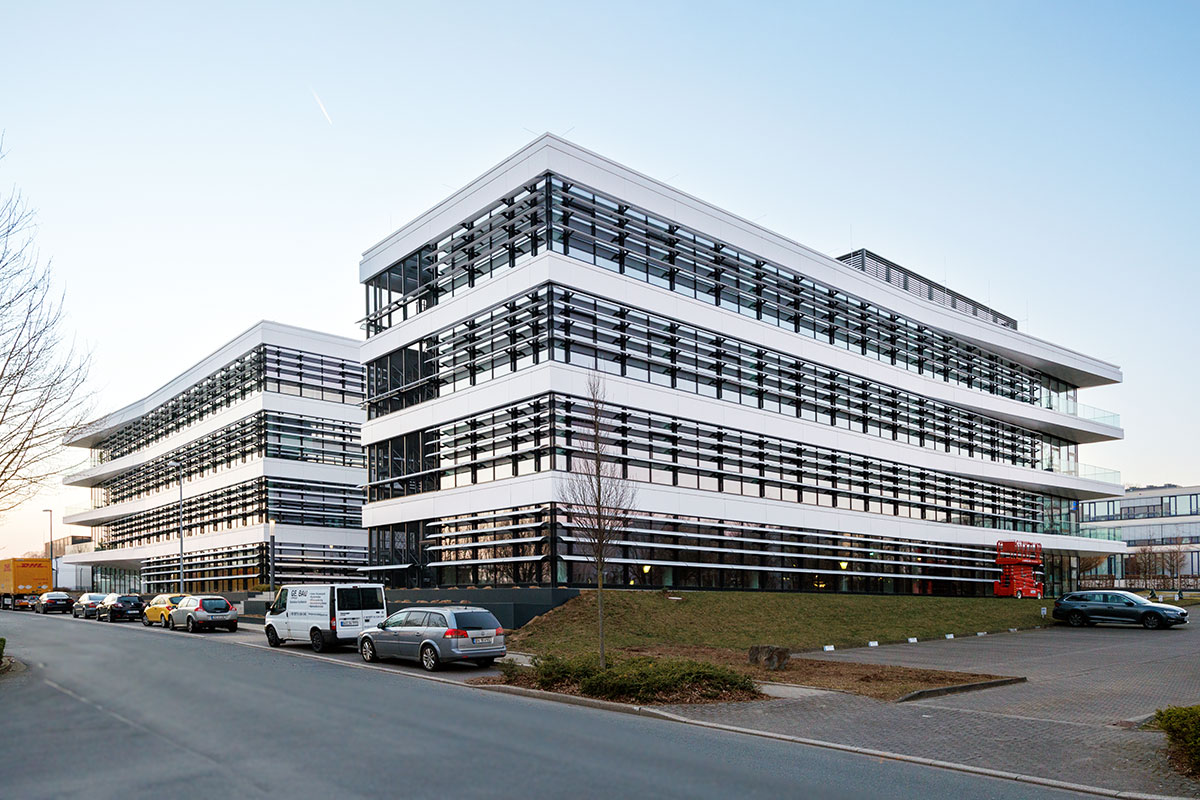 Architekturfoto und Außenaufnahme eines Firmengebäudes. Copyright: Architekturfotografie Baumbach, in Köln.