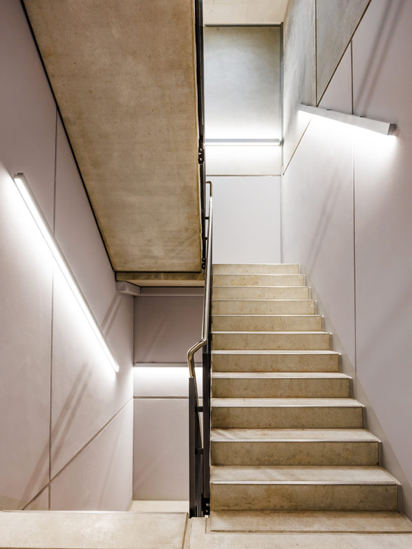 Architektur Foto eines Treppenhauses mit moderner Beleuchtung.