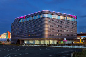 Hotel Architektur Foto und Nachtaufnahme des Hotels am Köln Bonner Flughafen.