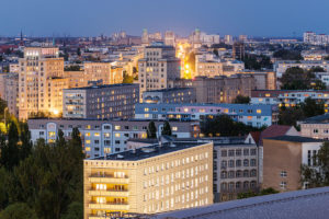 Stadt Nachtaufnahme der Architektur, aufgenommen aus einem Hotel.