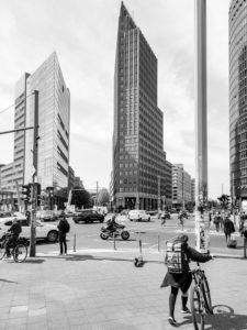 Street Fotografie und Architektur in ihrem Umfeld. Hochhaus in Berlin.