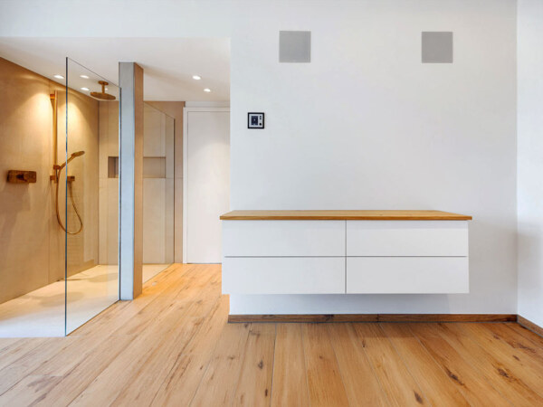 Immobilienfotograf für die Fotografie von Bad, Badezimmer.