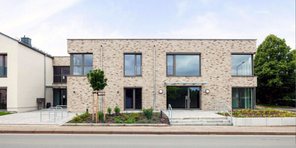 Ein Unternehmensgebäude. Fotografiert vom Immobilienfotografen für Immobilienfotografie.