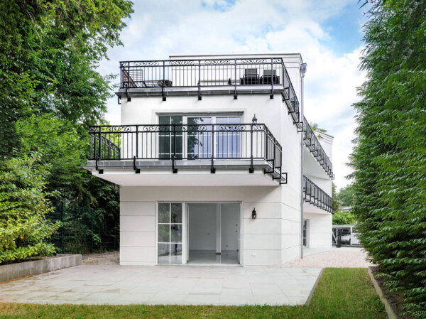 Die Rückseite des Mehrfamilienhauses mit Blick vom Garten auf das Gebäude. © Architekturfotograf Dirk Baumbach.