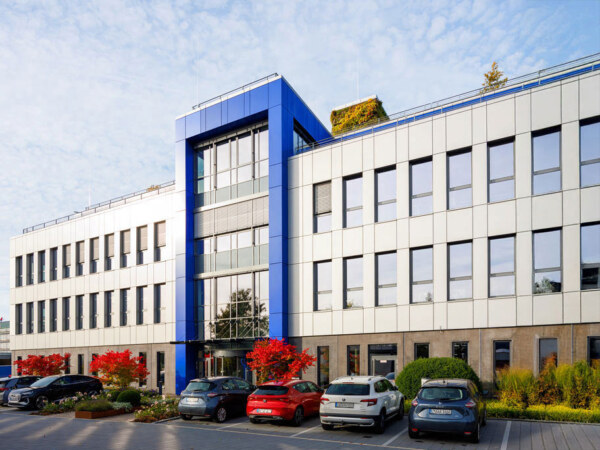 Die Außenaufnahme eines Firmengebäudes in Bergisch Gladbach. © Architekturfotograf Dirk Baumbach.