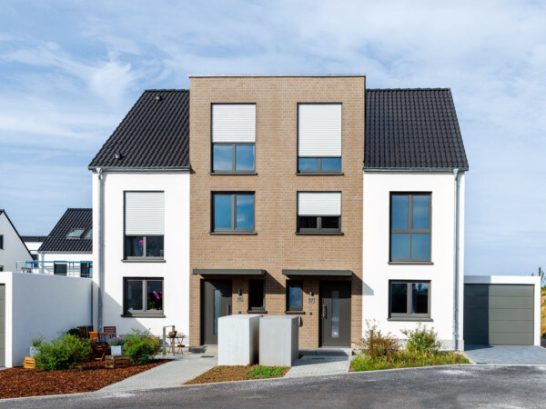 Sie sehen zwei Reihenhäuser. Ein Immobilienfoto für VISTA Haus. © Architekturfotograf Dirk Baumbach.