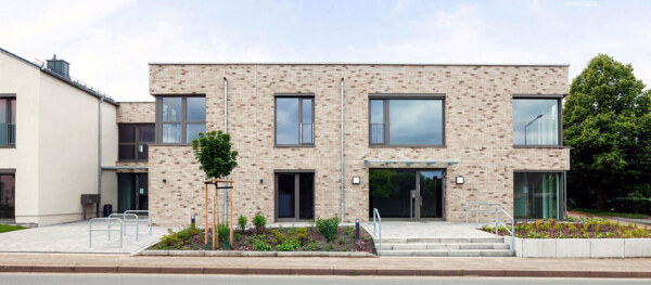 Architekturfoto eines Neubaus. Außenaufnahme eines Pflegeheims. © Architekturfotograf Dirk Baumbach.