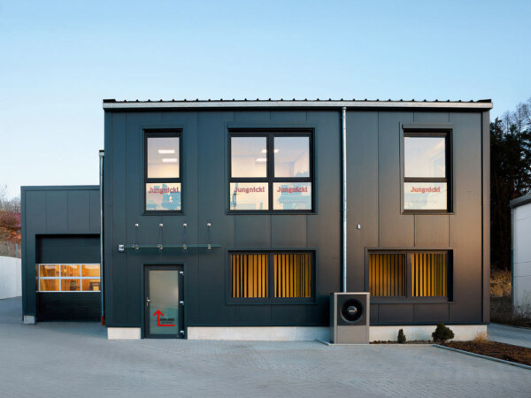 Firmengebäude mit Werkshalle. Architekturfotografie des Fotografen Dirk Baumbach.