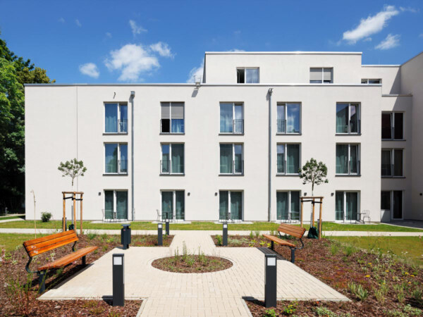 Architektur Foto eines Seniorenheims mit Außenanlage. © Architekturfotograf Dirk Baumbach.