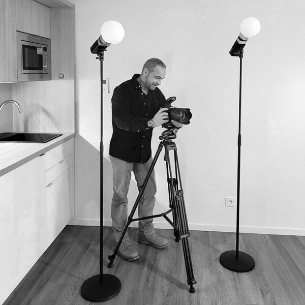 Klassisches Hotelfotografie Setup für kleine Räume. 2x Godox AD200, Canon R5 mit RF 28-70 f2. Architektur- und Hotelfotograf Dirk Baumbach im Jahr 2025.