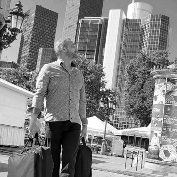 Architekturfotografie in Frankfurt. Architekturfotograf Dirk Baumbach bei Aufnahmen für ein Frankfurter Unternehmen.