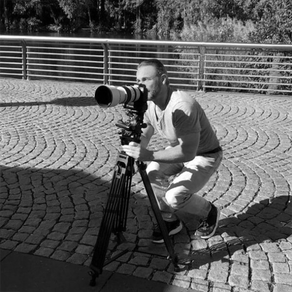 Der Architekturfotograf Dirk Baumbach bei Aufnahmen im Media Park.