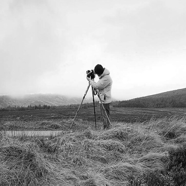 Architektur- und Naturfotografie. Viele Gemeinsamkeiten. Das Foto zeigt den Fotografen bei Aufnahmen in Irland.