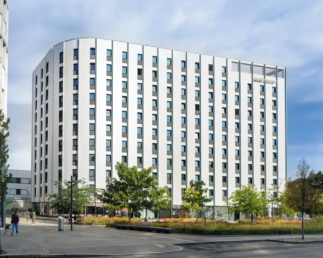 Professionelle Architekturfotografie von Hotels. Das Foto zeigt die Außenaufnahme eines Smartment Hotels.