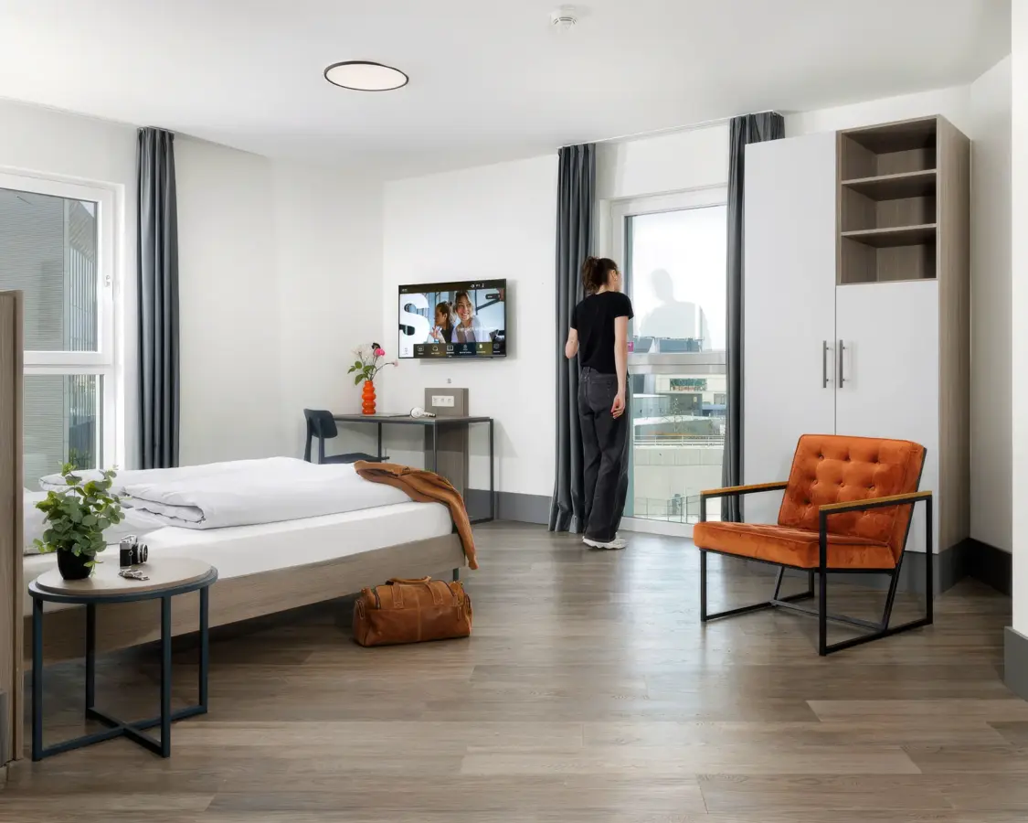 Hotelzimmer mit wunderbarem Ausblick auf die Stadt. Aufgenommen im Ruhrgebiet.