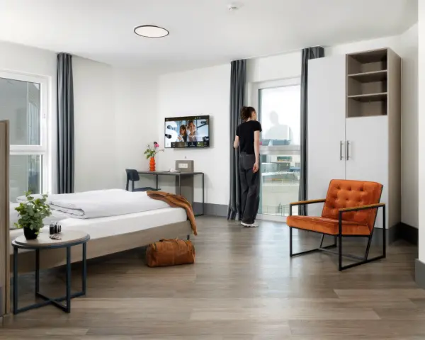 Hotelzimmer mit wunderbarem Ausblick auf die Stadt. Aufgenommen im Ruhrgebiet.