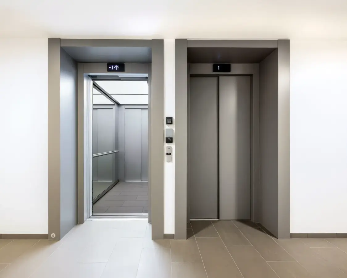 Die Fahrstühle des Hotels. Hotelfotografie aus dem Sauerland.