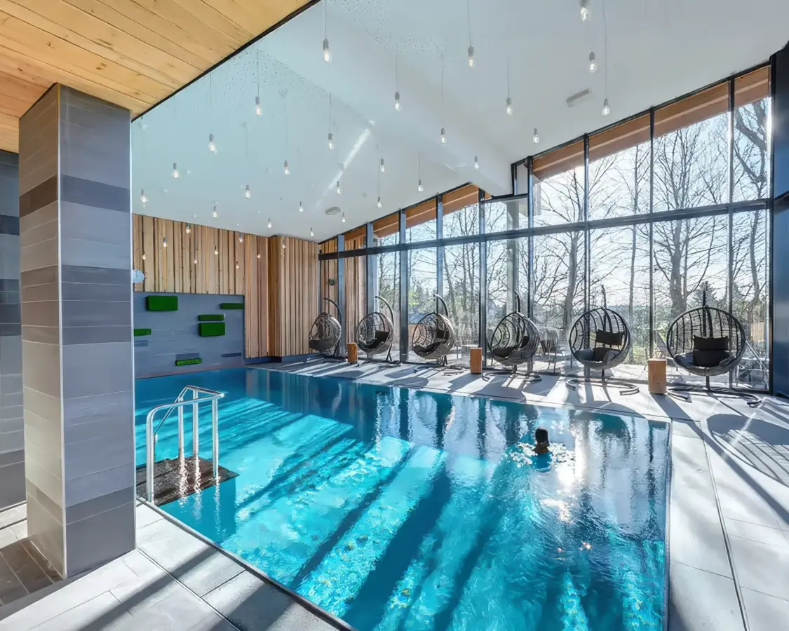 Schwimmbad in einem Hotel.