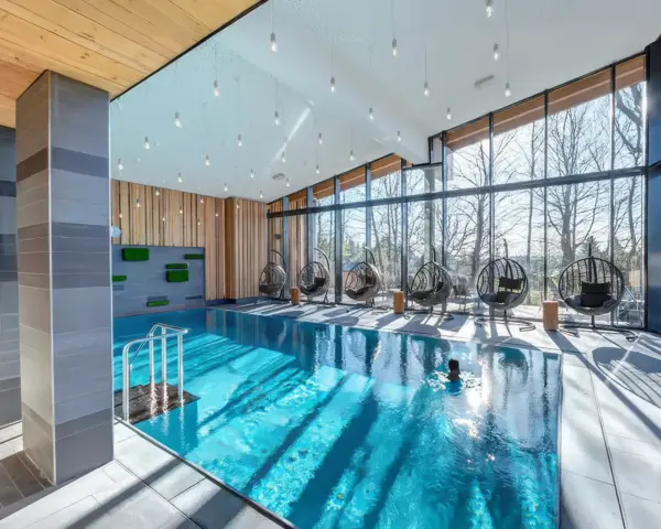 Schwimmbad in einem Hotel.