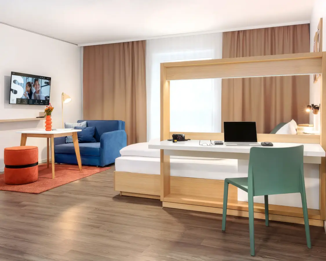 Ein geräumiges Einzelzimmer. Aufgenommen in einem Hotel im Siegerland. Weitere Hotelfotos sind in Siegen entstanden.