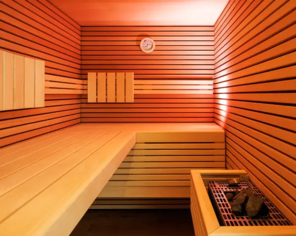Innenaufnahme der Sauna. Eine Hotelfotografie des Wellness Bereichs.