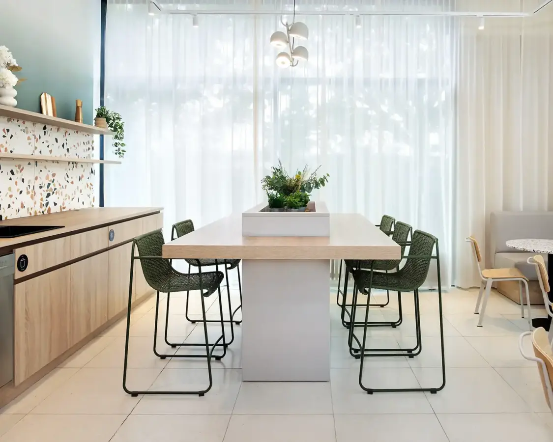 Klare Farben und Formen. Der Frühstücksbereich im Restaurant des Hotels im Westerwald. Copyright: Hotelfotografie Baumbach.