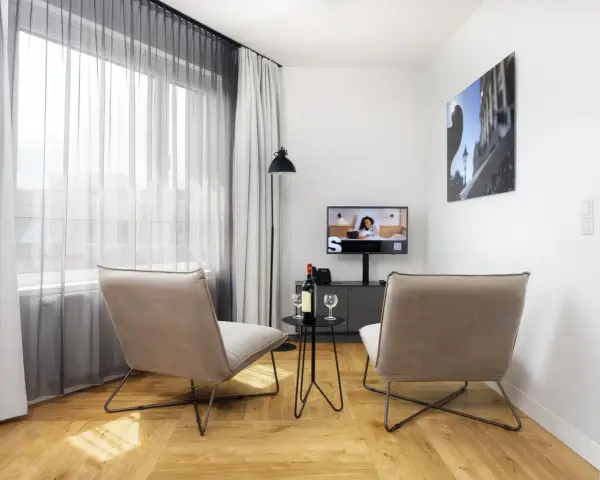 Hotelzimmer mit gemütlichen Sesseln. Foto: Hotelfotografie Baumbach.