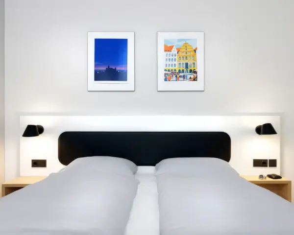 Ein klassisches Doppelbett in einem Hotelzimmer. Foto: Hotelfotograf Dirk Baumbach.